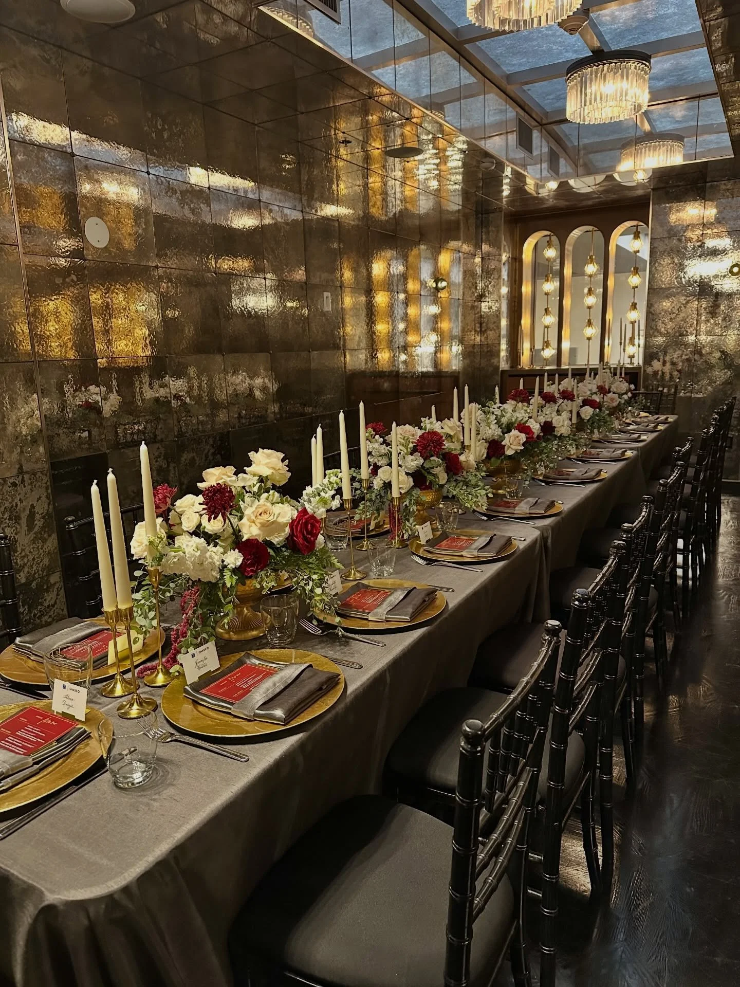 Hand written place cards is always the finishing touch for a beautiful tablescape 

#losangelescalligrapher #placecards #pointedpencalligraphy #eventdetails