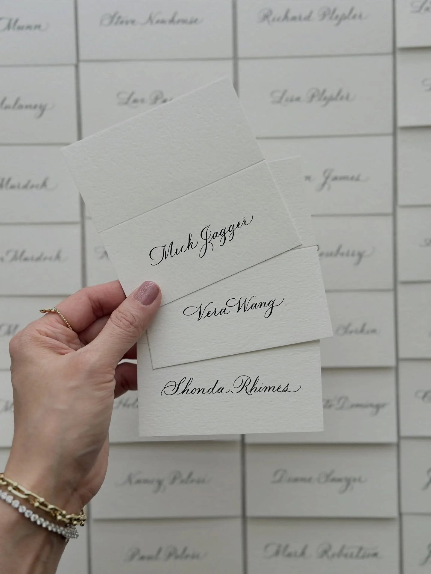 With every awards season there are event designers, vendors and a calligrapher 🙋🏻&zwj;♀️ working behind the scenes to produce an epic event for the attendees. 

Place cards for the @vanityfair Oscar Party last weekend. 

#losangelescalligrapher #lo