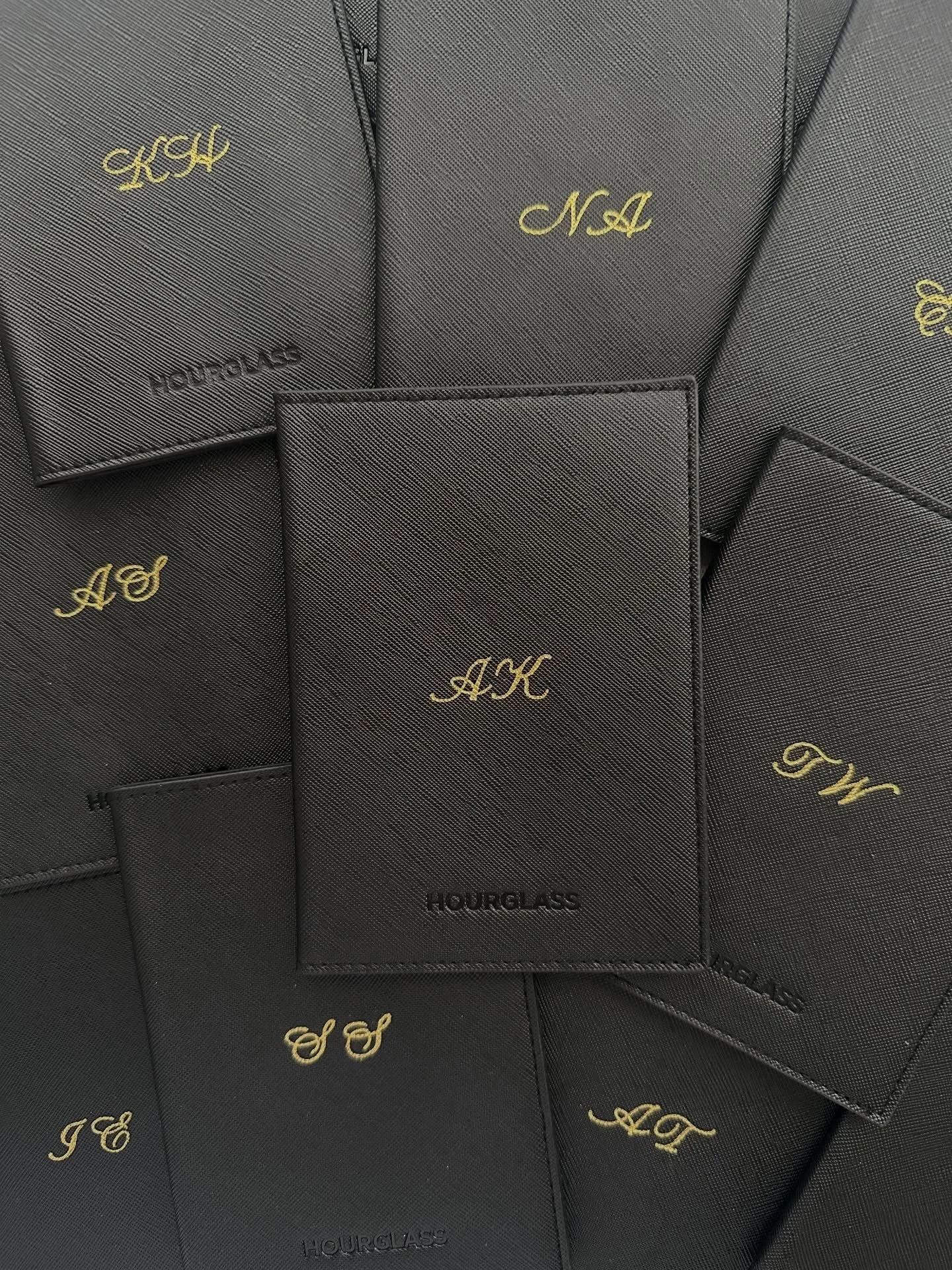 For Hourglass Cosmetics: personalized passport holders with hand-foiled monograms in a classic calligraphy style. ✨

Betty elevates brand gifting with luxury calligraphy on a variety of surfaces and products. 

#losangelesengraver  #losangelescalligr