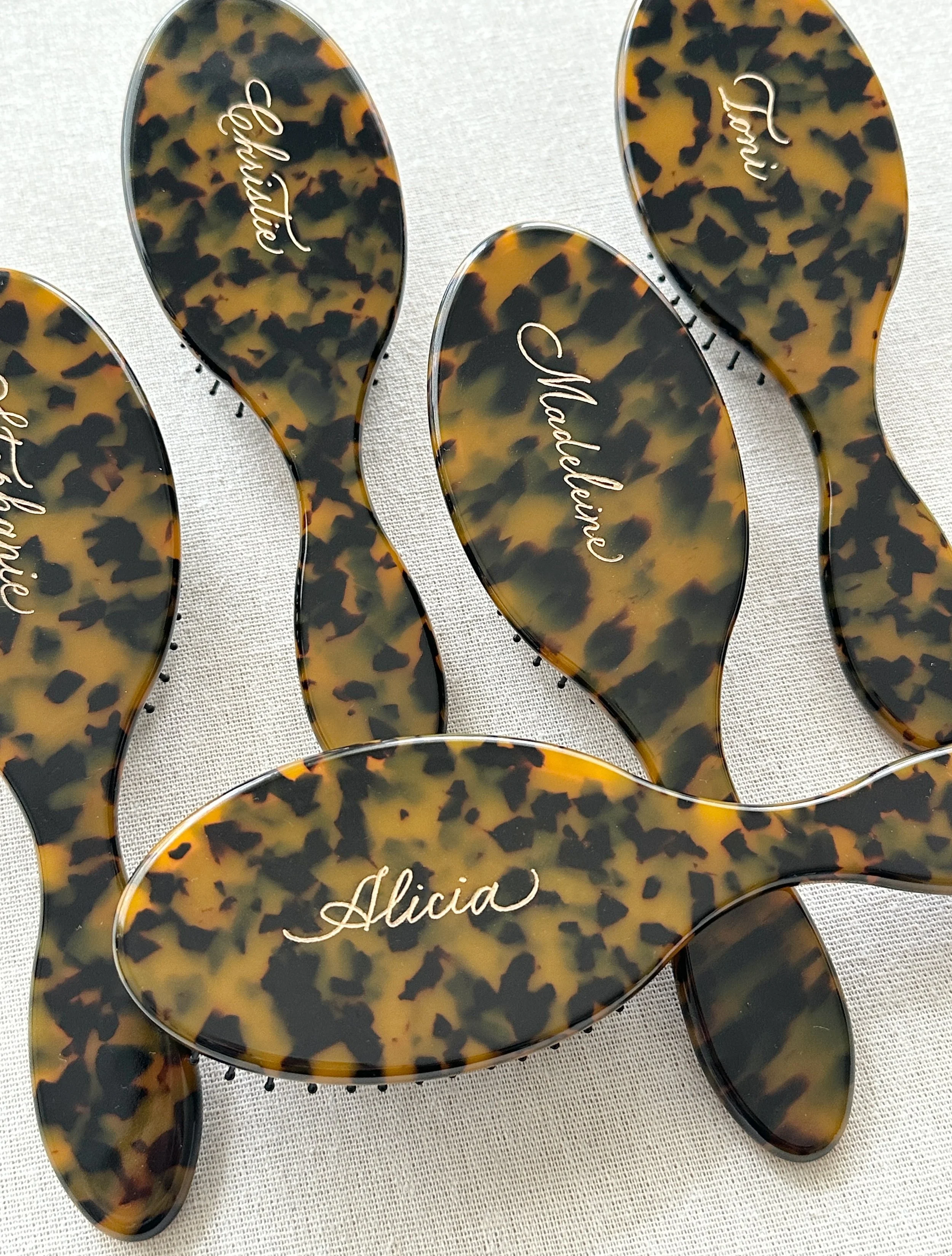 Hand engraved hair combs for @merit 🤎🖤

#losangelesengraver #losangelescalligrapher #giftexperience 
#merit