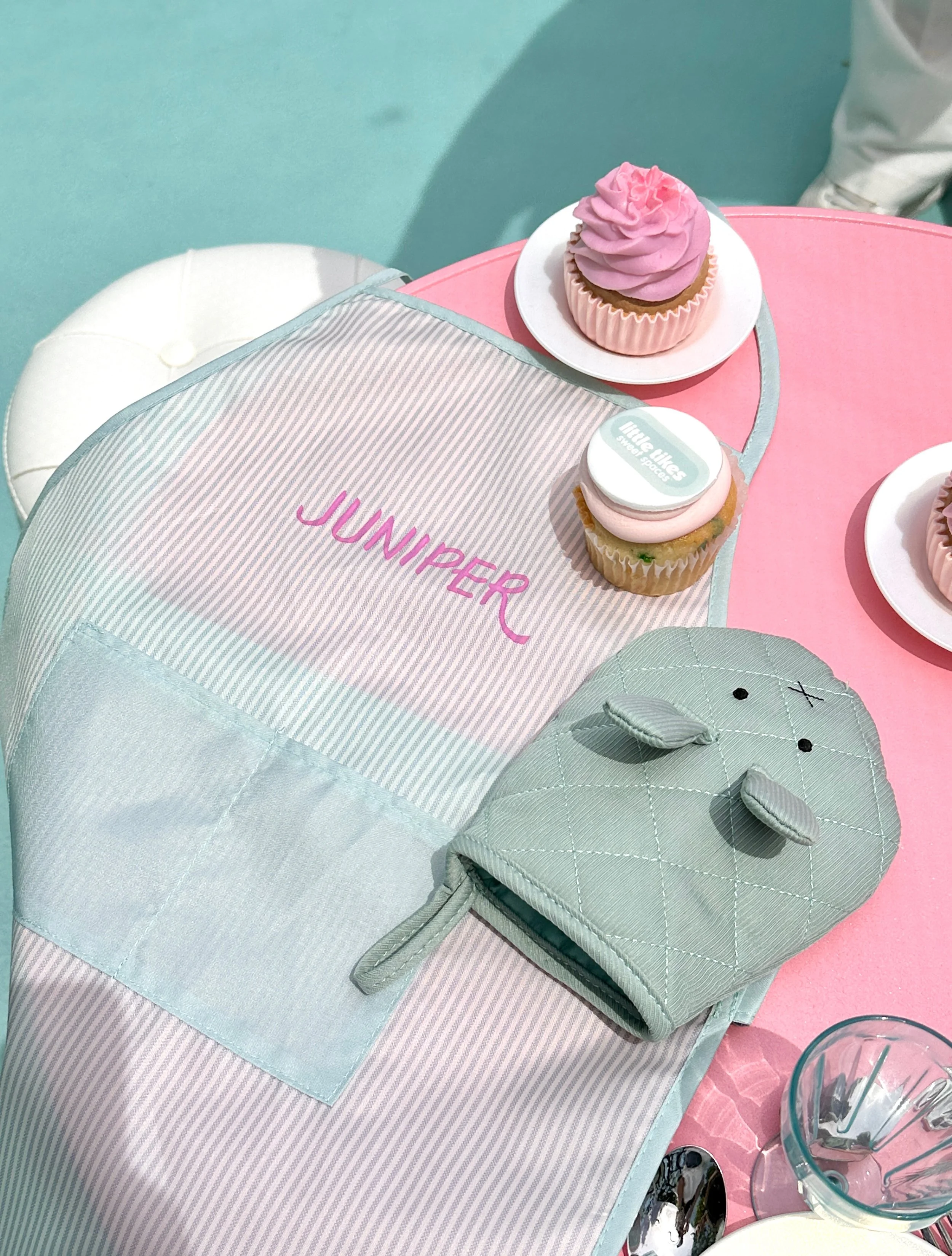 Live personalization activations are for everyone, including kids and families. 

Still thinking about these cute aprons that I hand lettered for the Little Tikes Sweet Spaces pop-up at the Grove. 💕

#brandactivation #littletikes #losangelescalligra