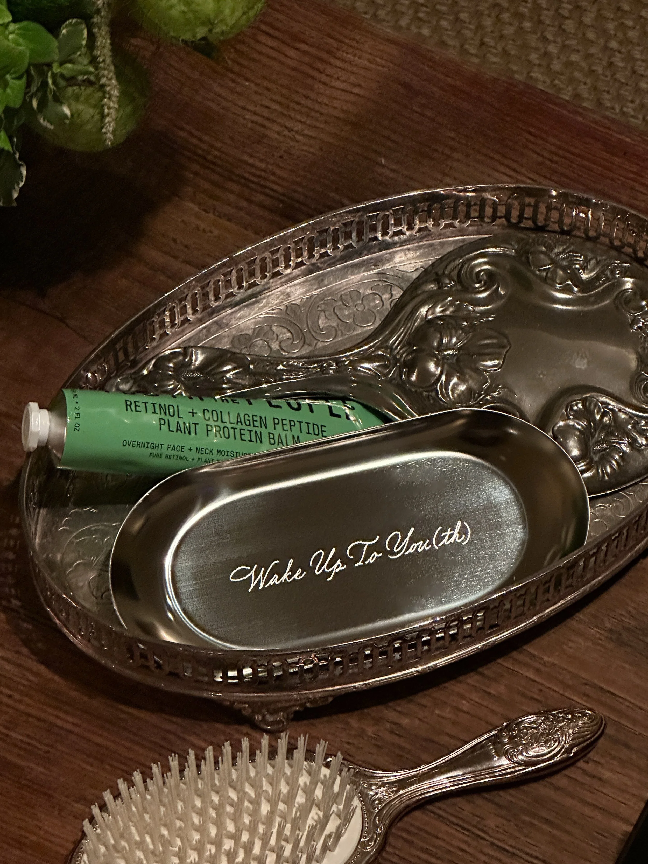 Beautiful calligraphy makes words dance. 🧑&zwj;🩰

Hand engraving brought an extra-special touch to these stainless steel trays for @youthtothepeople&rsquo;s launch events celebrating their new Retinol + Collagen Peptide Balm.

#losangelescalligraph