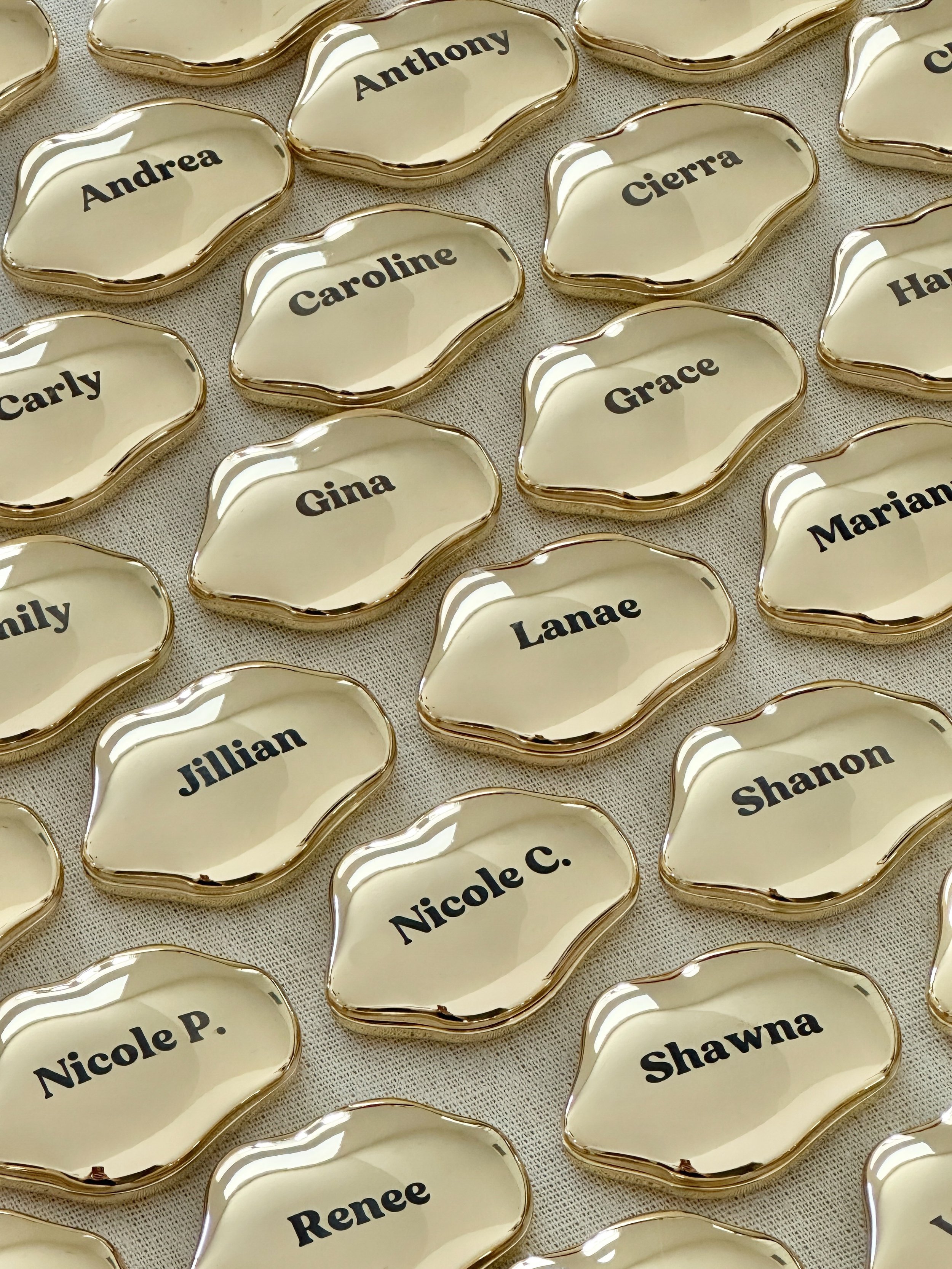 Laser engraved mirror compacts for @eosproducts that served as elevated as place cards and take away gifts. 🎁 

#losangelesengraver #losangelescalligrapher