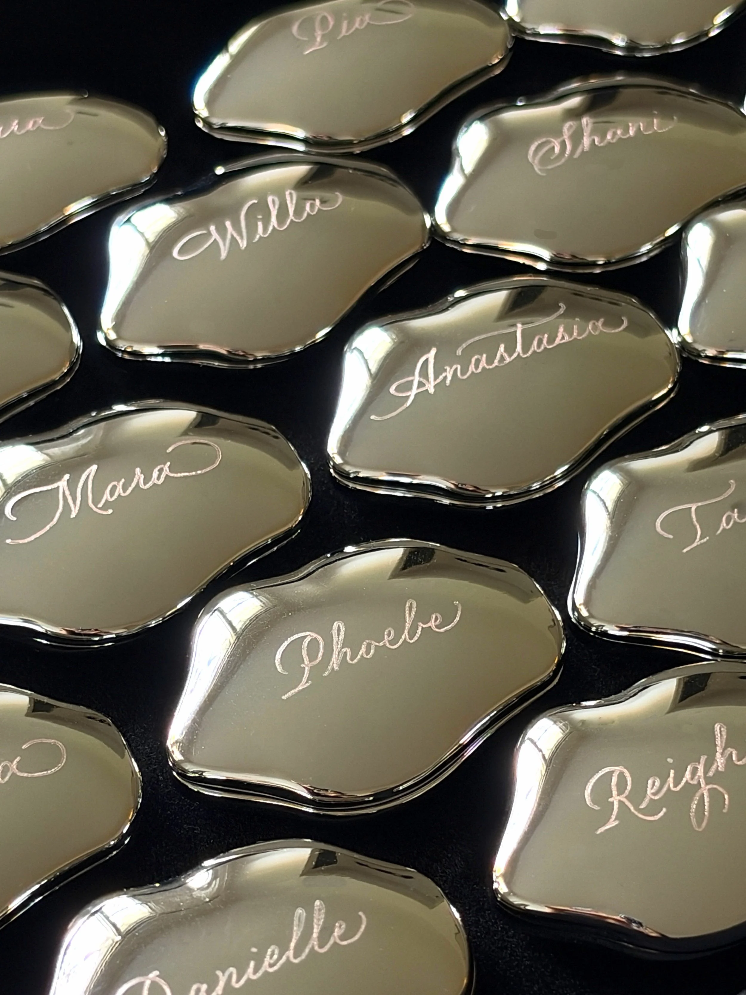 These compact mirrors have been a popular item with my clients. ❤️🪞

Another set of hand engraved compacts that double up as place cards and takeaway gifts. 

#losangelescalligrapher #losangelesengraver