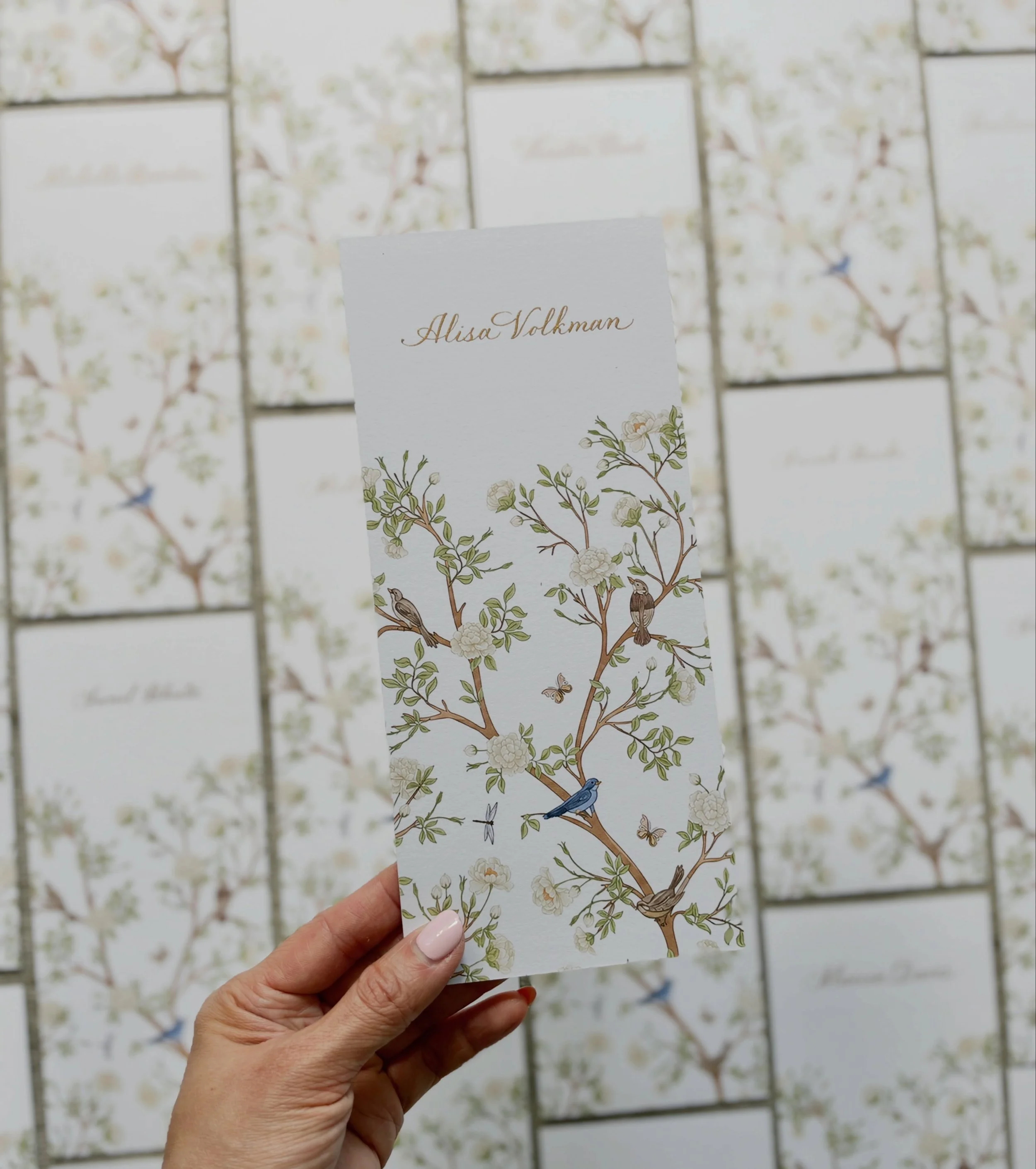 The prettiest dinner menus for a wedding, each hand calligraphed with gold ink to serve as place setting. 

#losangelescalligrapher #weddingdetails