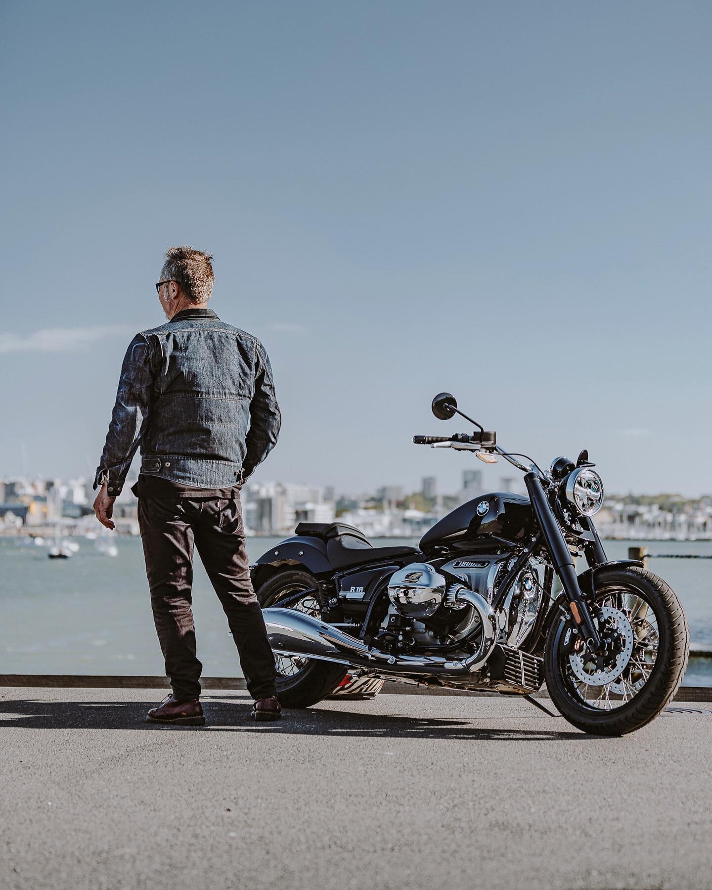 Taking in the view of Aucklands Harbour and city skyline. BMW R18 . New work for BMW Motorrad NZ .
.
.
.
.
#bmwr18 #bmwmotorrad #bmwmotorradnz #Classicbike #1800ccbike #cruisermotorcycle #submachinemagazine #themotosocialauckland #motoeveryday #auckl