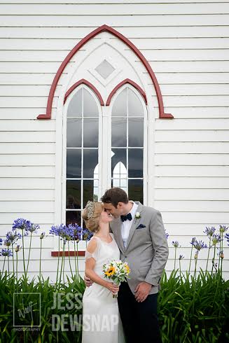 hannah-and-johnny-wedding-outside-church-kiss-blog-Lacewood-woolf-photography-2016-8.jpg