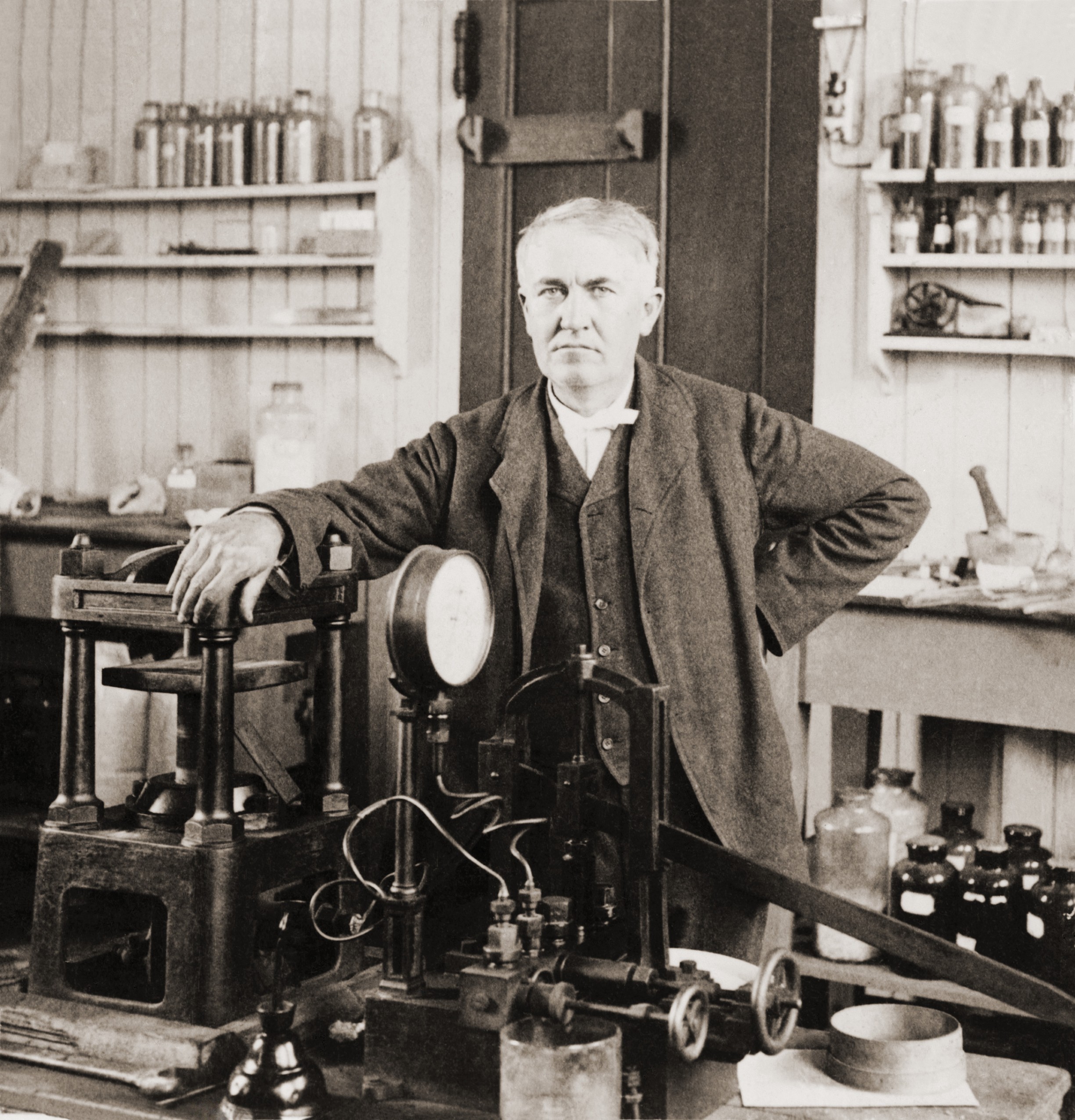 Thomas A. Edison (1847-1931) in zijn laboratorium in West Orange, New Jersey, (ca. 1901).