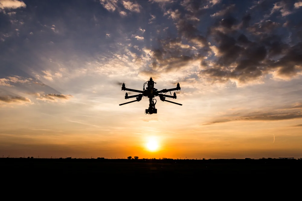 gesofisticeerde drones zijn vaak uitgerust met apparatuur voor nachtzicht, licht- en warmtedetectie en zelfs moderne radartechnologie.