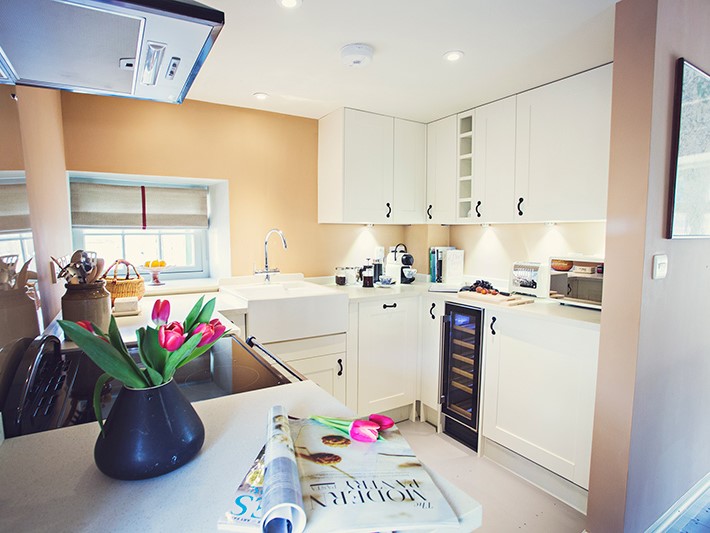 42939 8 Well equipped kitchen with wine fridge and Nespresso machine.jpg