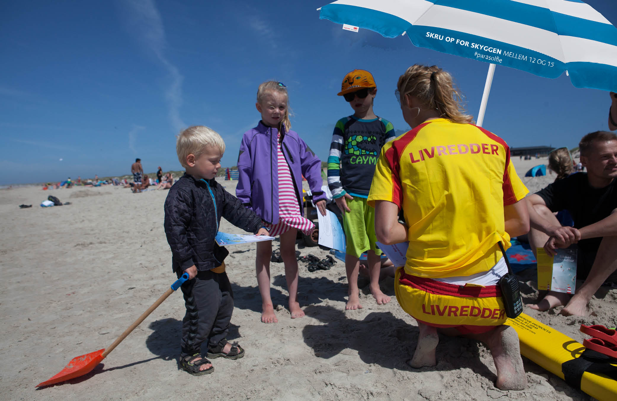   Selvfølgelig skal vi være på strandene mellem 12 og 15 og del ud af viden og parasoller.  