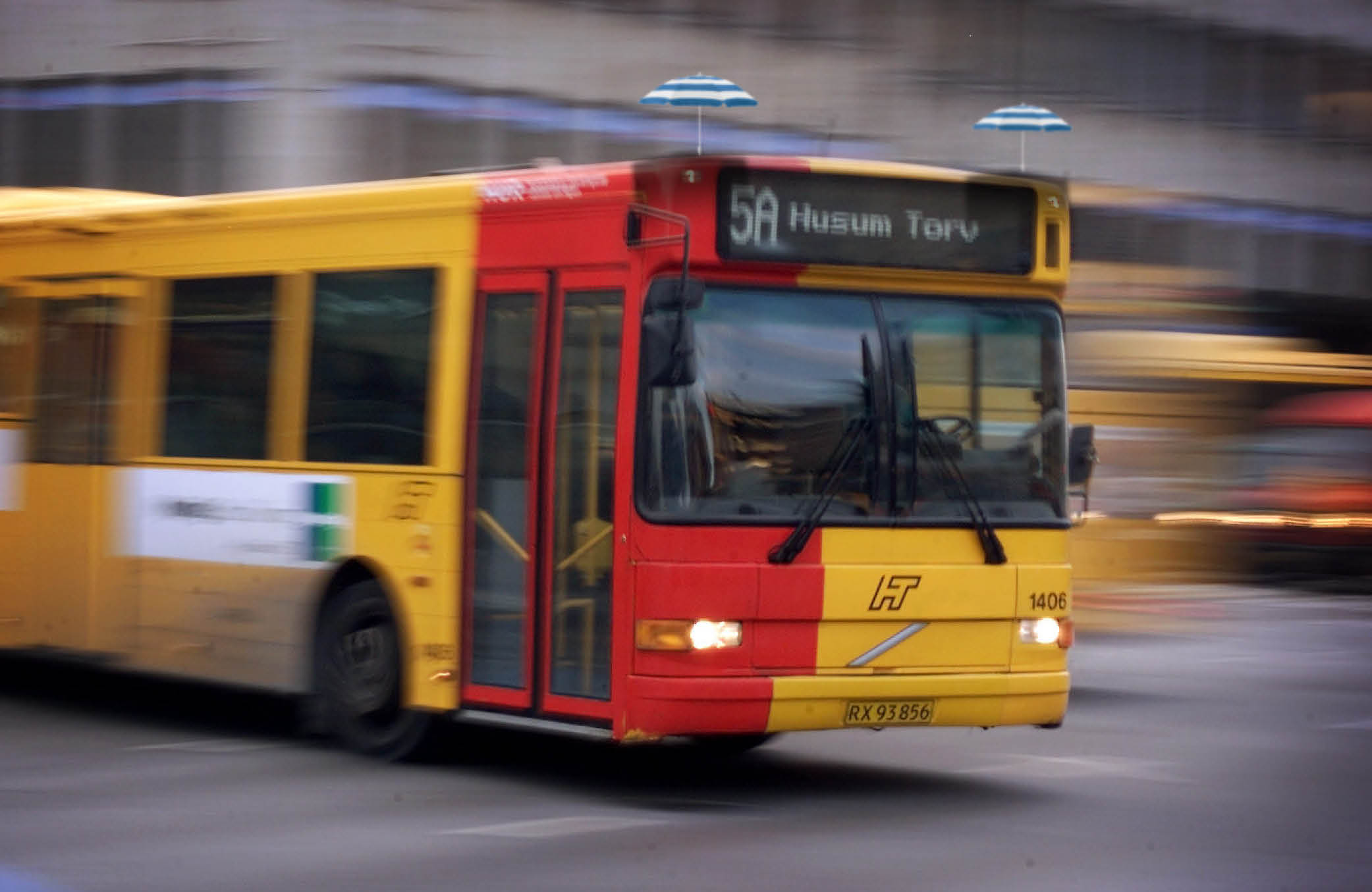   Busserne skal også være med. I stedet for flag er der parasoller.  