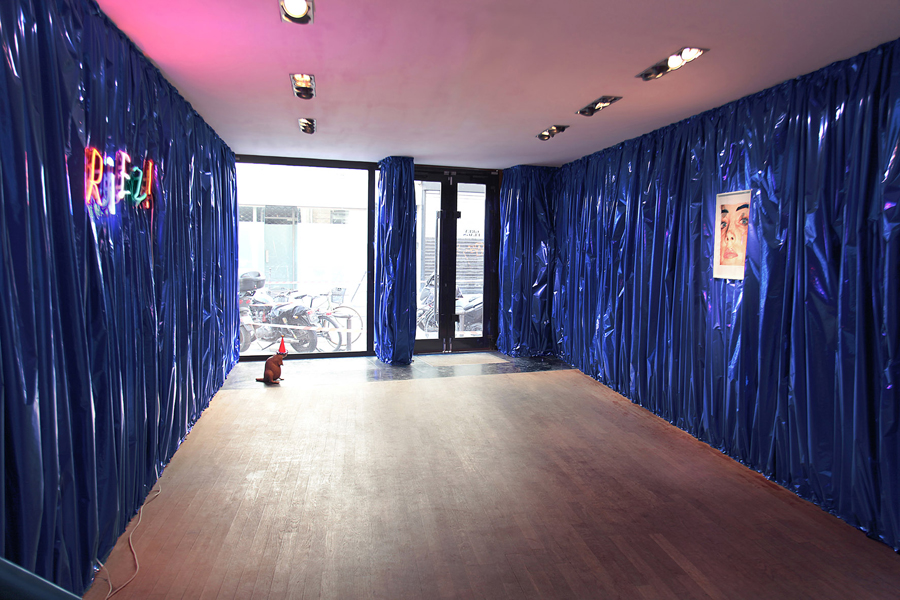   John M ARMLEDER. Sans titre  \&nbsp;Untitled , 2001. Oeuvre murale, papier bleu métallisé  \&nbsp;Wallpiece, blue metallic foil . Dimensions variables. Courtesy de l'artiste et Galerie Caratsch, Zürich  