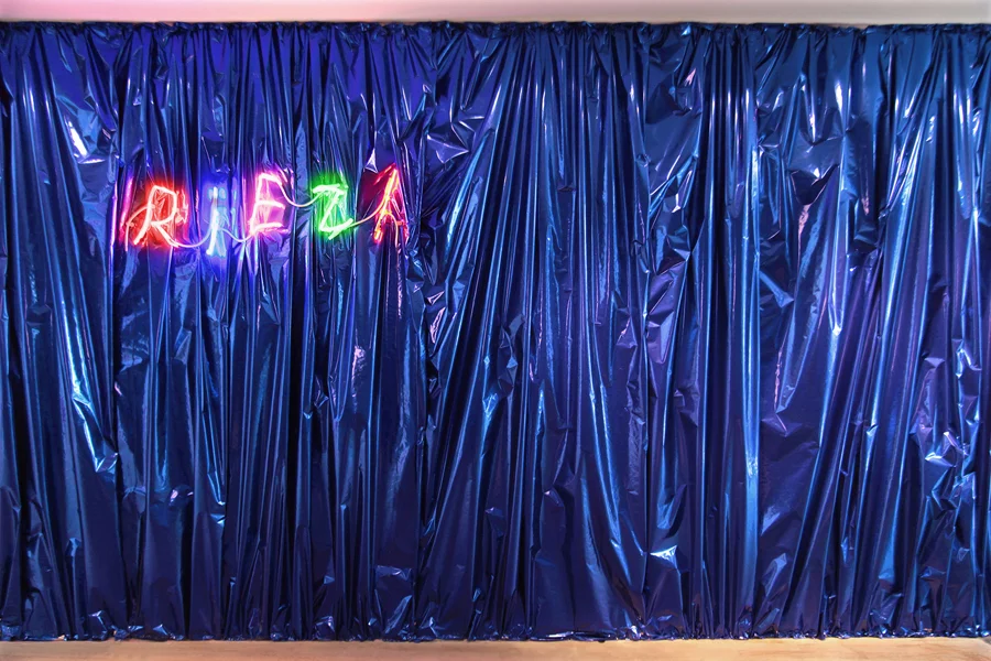Claude LÉVÈQUE. Riez!, 2012. Néons multicolores \ Neons. 32 x 105 cm. Edition of 5. Writing \ Ecriture Jiaxuan Huang. Courtesy de l'artiste et Galerie kamel mennour, Paris