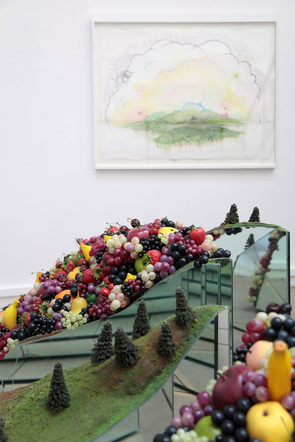Arrière-plan \ : Vidya GASTALDON. Saveur Spéciale, 2010. Acrylique, gouache, aquarelle, crayon de couleur et mine plomb sur papier \ Acrylic, gouache, watercolor, color pencil and graphite on paper . 56,5 x 76,5 cm. 64,5 x 84,5 cm encadré \ framed . Courtesy de l'artiste et Galerie art : concept, Paris