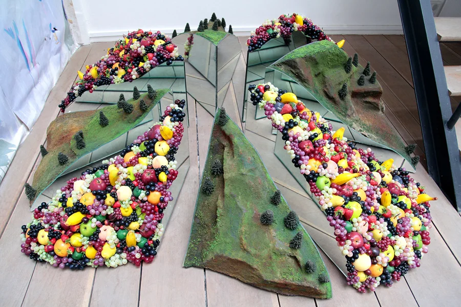 John MILLER. Inverted Chandelier, 2006. Paysage de model réduit, fruits en plastique, miroir, polystyrène expansé, bois \ Model railroad scenery, plastic fruits, mirror, styrofoam, wood . 186 x 186 x 51 cm. Courtesy de l'artiste et Galerie Praz-Delavallade, Paris