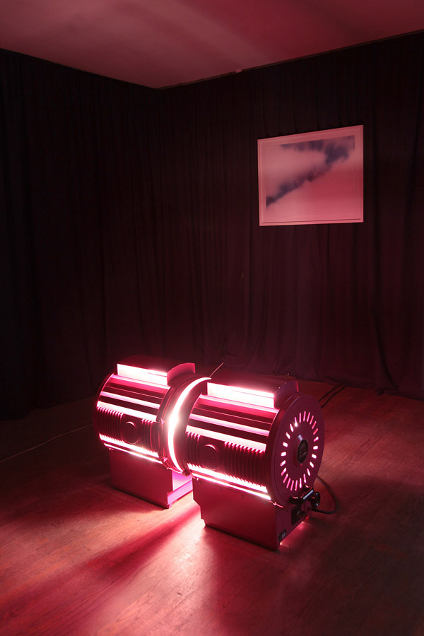 Premier plan \ : Ange LECCIA. Le baiser, arrangement, 1985-2006. 2 projecteurs \ 2 spotlights . 60 x 120 cm. Courtesy de l'artiste et Galerie Almine Rech, Paris / Bruxelles Arrière plan \ : Jack PIERSON. Untitled (Sky) 1, 2013. Acrylique sur papier \ Acrylic based lacquer on paper . 57 x 77 cm. Courtesy de l'artiste et Galerie Thaddaeus Ropac, Paris / Salzbourg