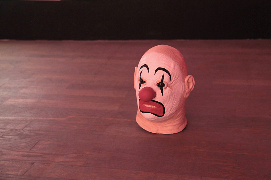   Marnie WEBER. Clown Head (Lucky), 2009-2010. Polystyrène, résine, caoutchouc et acrylique  \&nbsp;Foam, aqua resin, rubber ball, resin, acrylic paint . 30,5 x 23 x 28 cm. Courtesy de l'artiste et Galerie Praz-Delavallade, Paris  