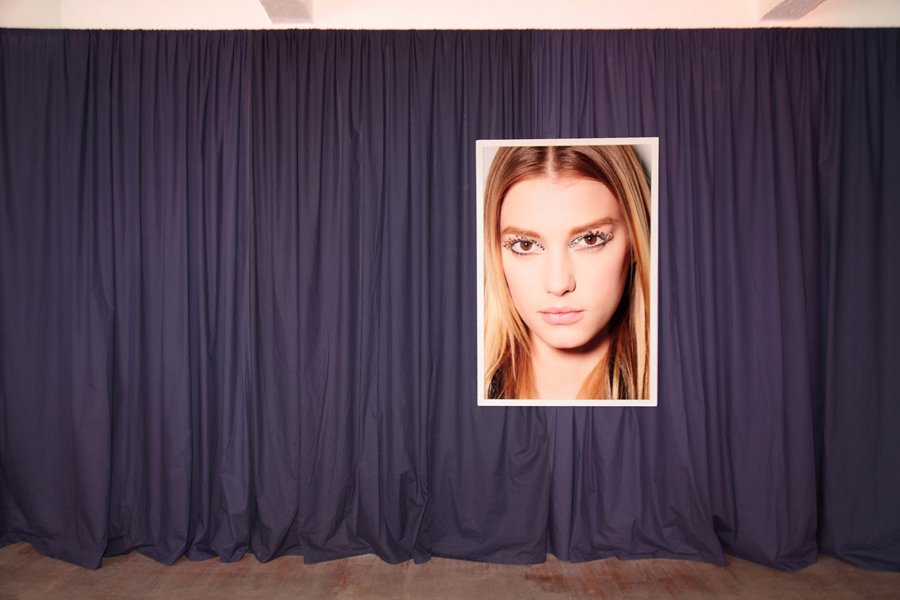 Premier plan \ Front : Roe ETHRIDGE. Sigrid, 2013. C-print. 127 x 84 cm. Edition de 5 + 2 EA. Courtesy de l'artiste et Galerie Campoli Presti, Paris / Londres Arrière plan \ Background : Olivier DOLLINGER. You'seen the front and the back of the front door and the back and the front of the back door, 2014. Rideaux, bande sonore \ Curtains, sound . 7 min. en boucle \ loop . Courtesy de l'artiste et Galerie Eva Meyer, Paris / Francfort