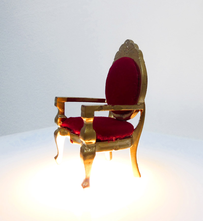 You are now watching the throne , 2012. Trône miniature, socle rétro-éclairé \ Miniature throne on a pilar lit from below. 8,5 x 5 x 4,5 cm