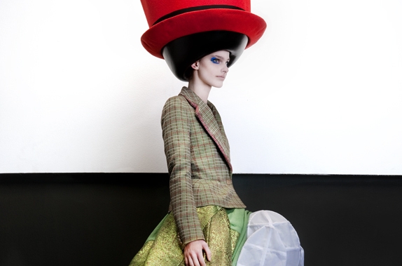 Crédit Photo: Walter van Beirendonck, Fall/Winter 2010/2011. Stephen Jones © Ronald Stoops