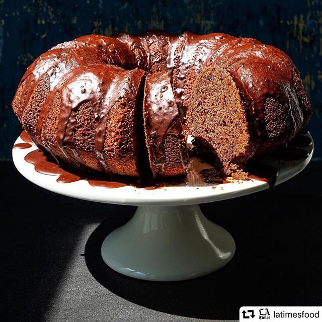 #repost @latimesfood
・・・
We&rsquo;re getting ready for Hanukkah with this olive oil cake from @la_boite ! Recipe in link along with his crunchy spiced fried chickpeas 📷 @tschauer props @maeve_sheridan 
#latcooking #hanukkah #recipes #oliveoilcake #t