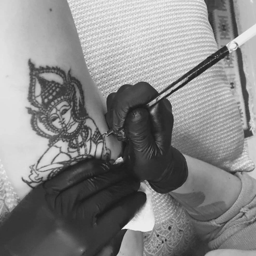 handpoke tattooing