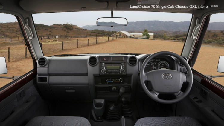 175oi-interior-cab-chassis-gxl-dash-colour-749x422.jpg