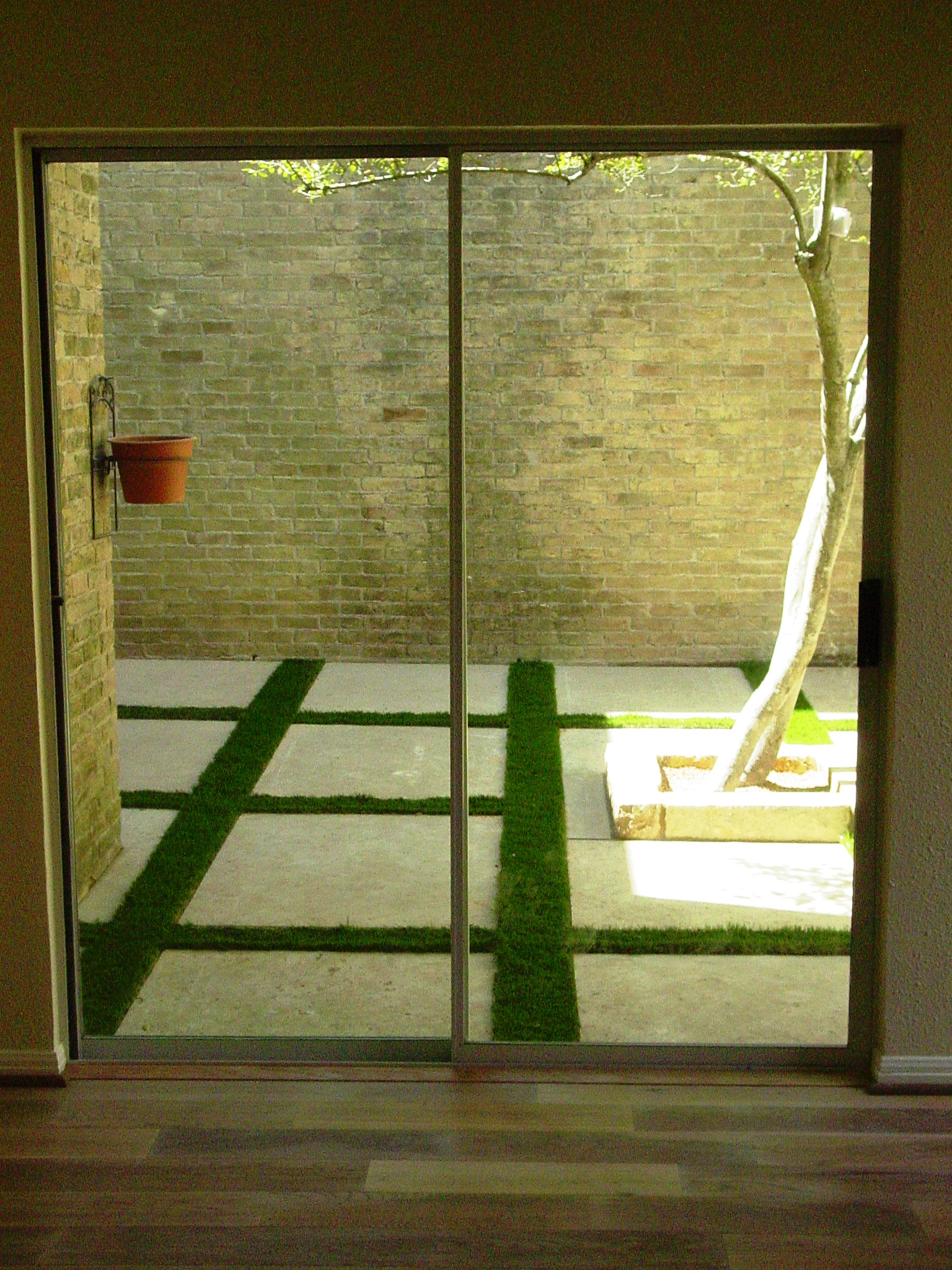 3431 N. Hills, Courtyard,1.JPG