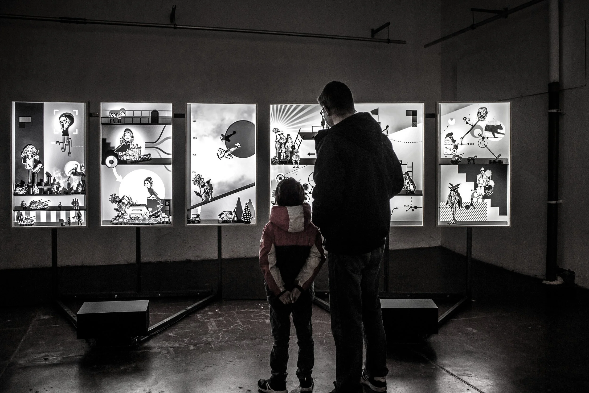 PLAY, exhibition view with visitors – Mécaniques Discursives