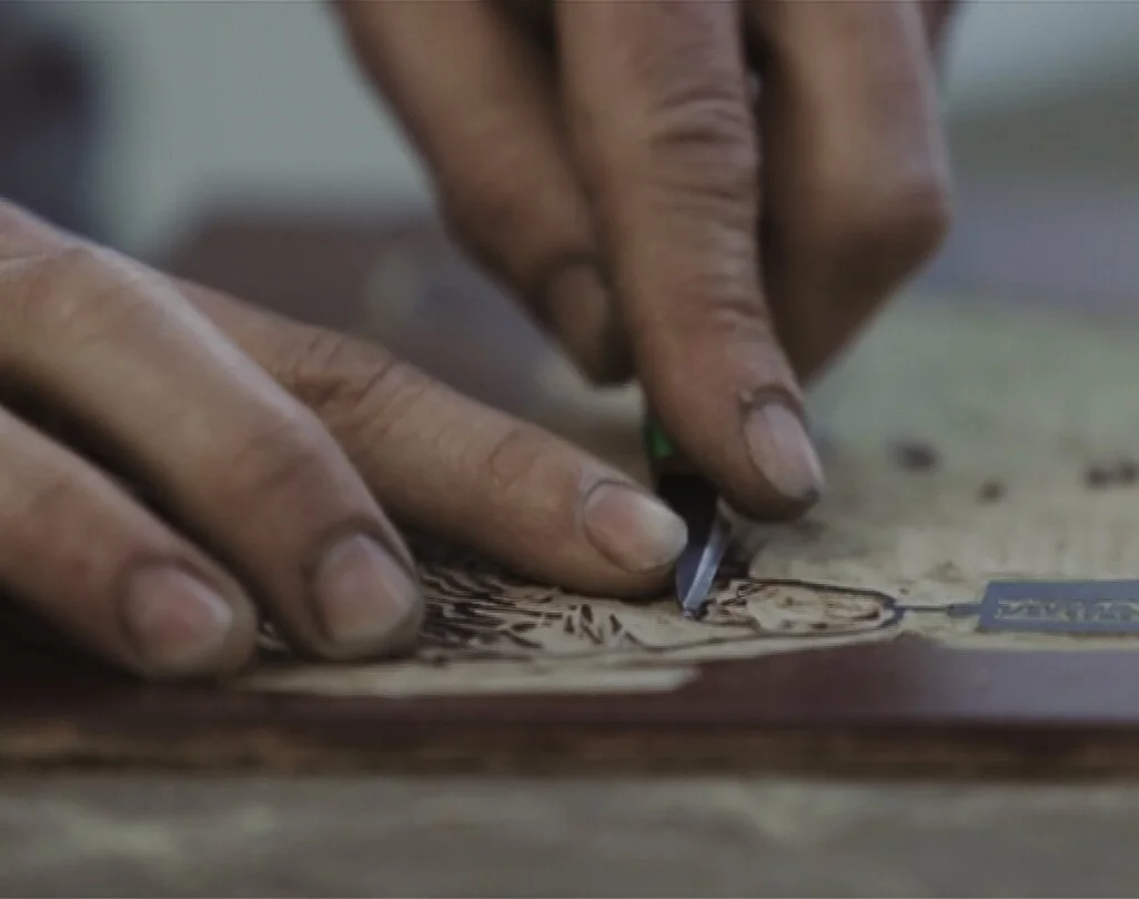 Close-up of woodcut engraving process by Fred Penelle for Mécaniques Discursives projects