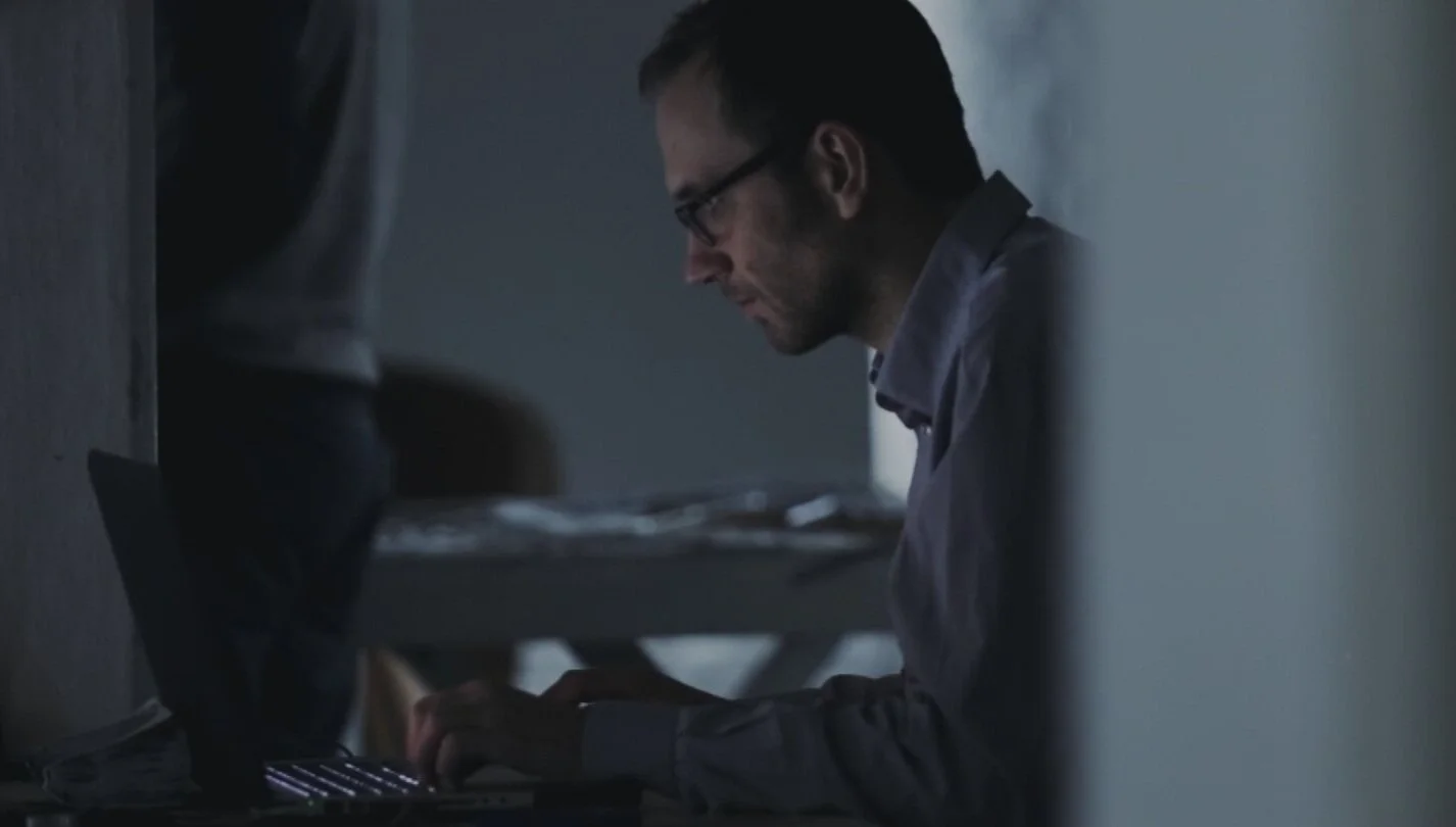 Yannick Jacquet working on digital visual design for Mécaniques Discursives projects