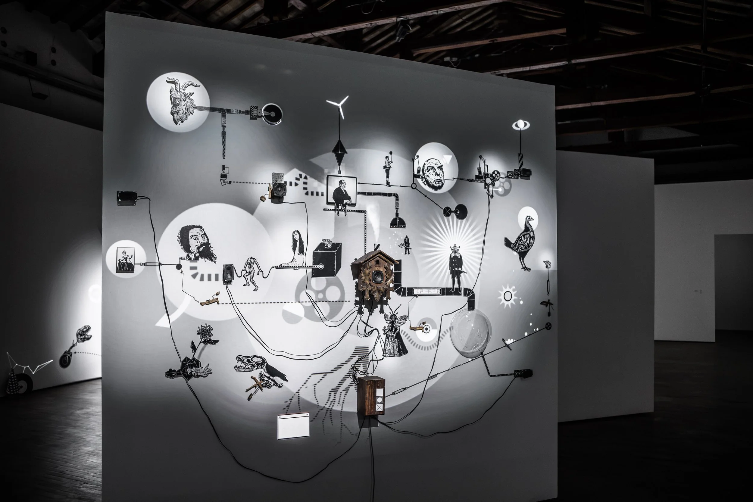Mécaniques Discursives installation “Autoportrait” combining woodcut print, video projection and objects, exhibited at FMAV Modena