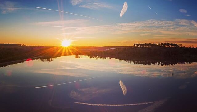 Wintersunsets are so beautifull. #naturephotography #nationaalparkhogekempen #nationaleheidedagen #visitlimburg #visitmaasmechelen #agentschapnatuurenbos #hiking #drone #dronephotography