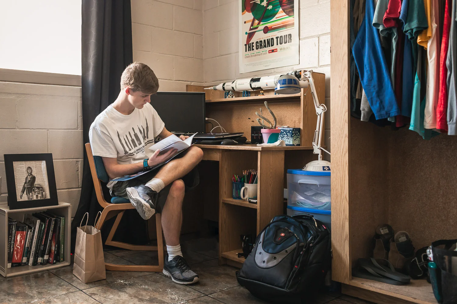 Senior-guy-college-dorm-Orlando-pictures-photograper.jpg
