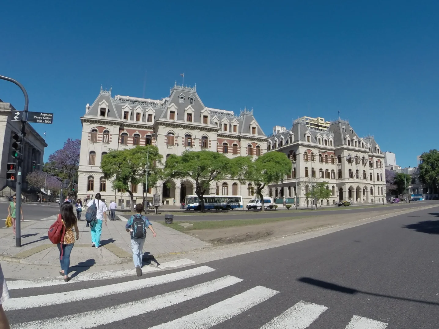 Building on the way to Puerto Madero