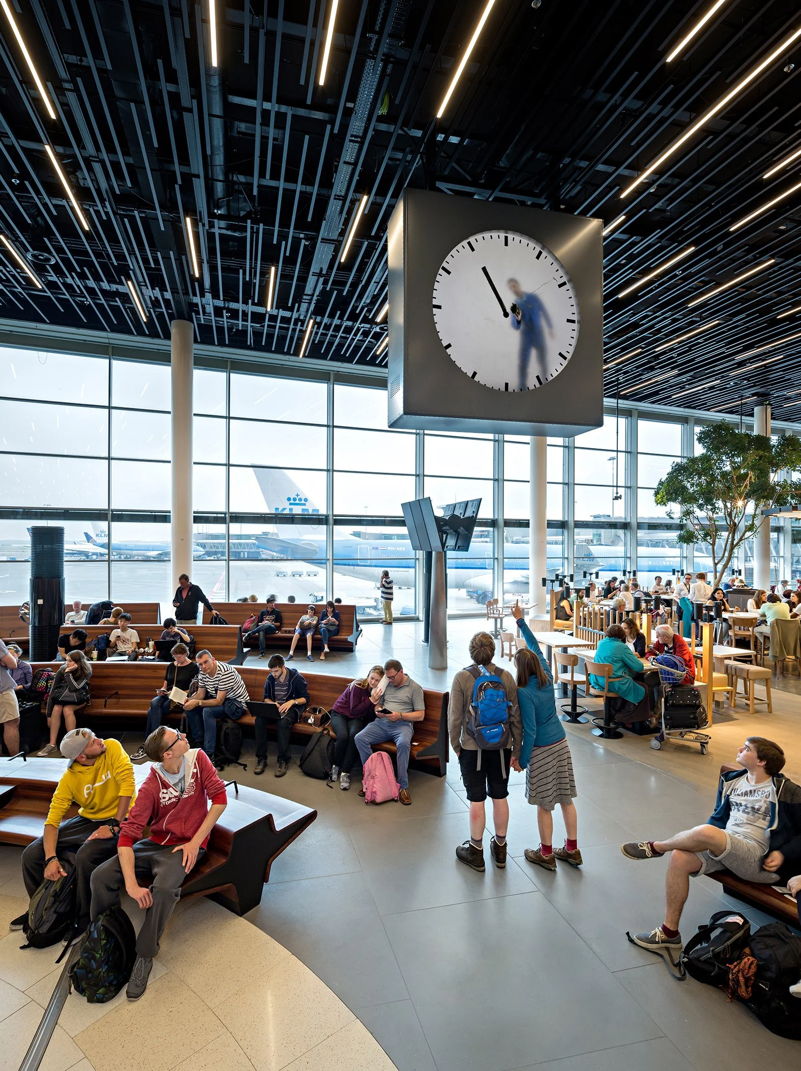 Schiphol Lounge2 klok_MR_credits Thijs Wolzak.jpg