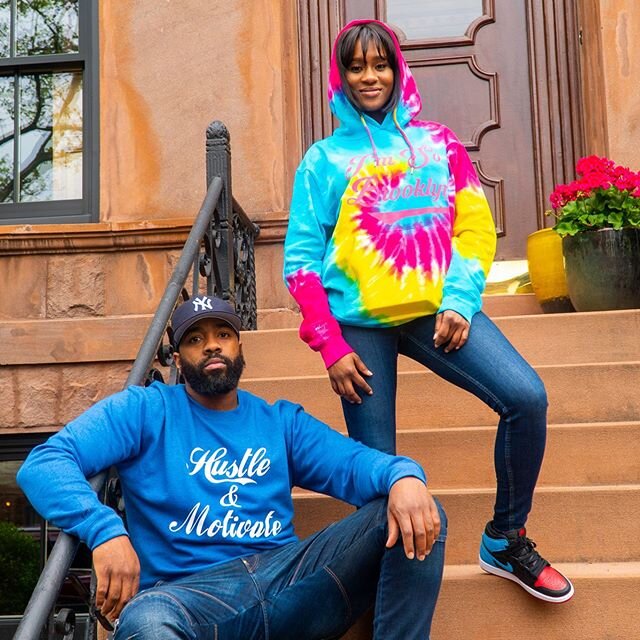 Hustle and Motivate and I&rsquo;m So Brooklyn. Koolforlife summer photoshoot 2020. 
#blacklove #blackexcellence #Imsobrooklyn #blacklivesmatter #blackqueen #ImsoHarlem #love #god #blackking #blackwomen #melanated #ImSoQueens #screenprinting #empath #