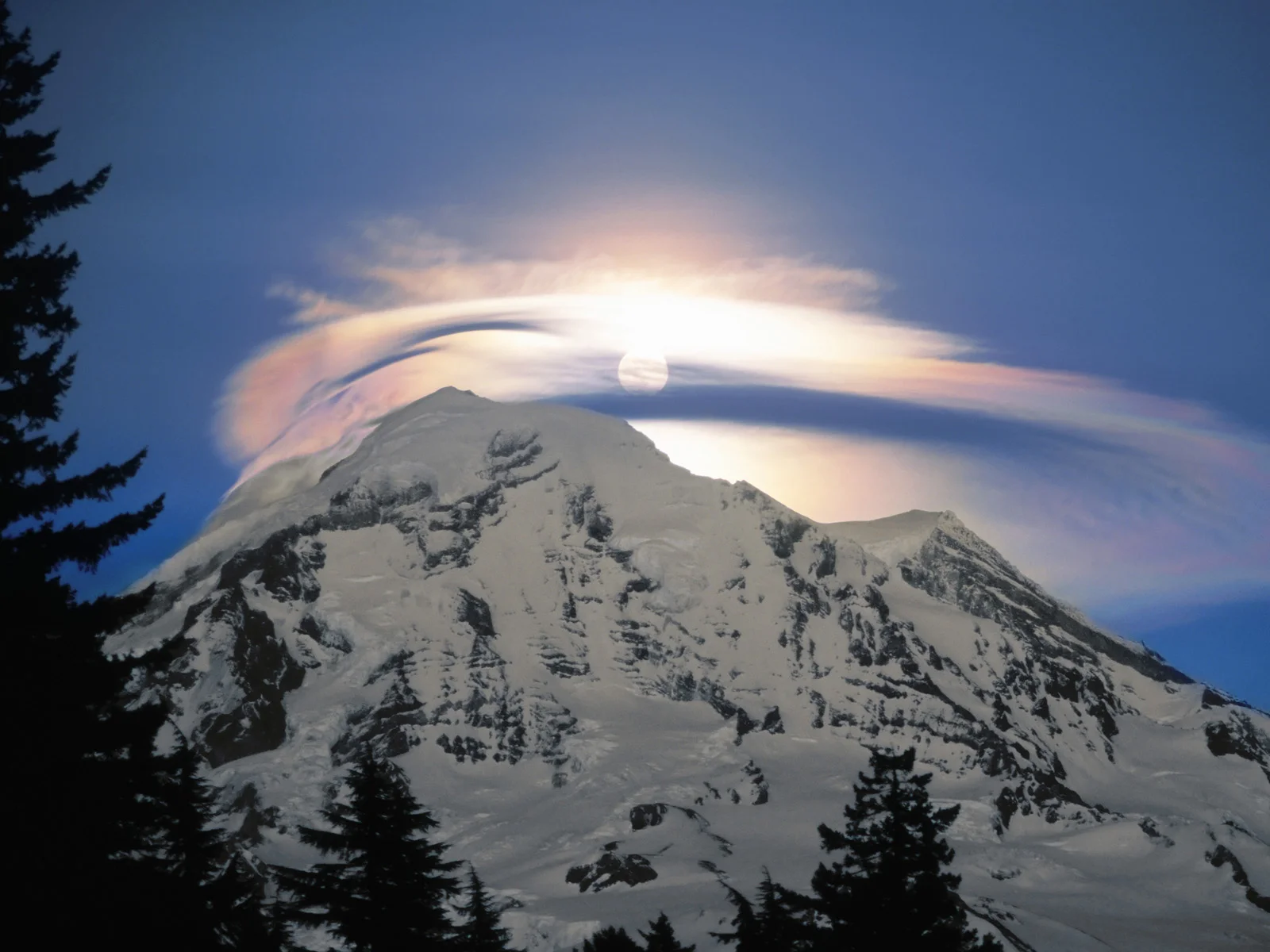 lunar-corona-mount-rainer-washington.jpg