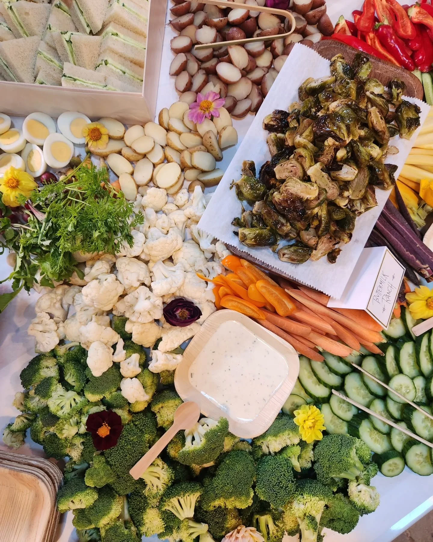 This is the only way to eat in the thick of a New Orleans summer: cold crudite, antipasto + charcoot in a sea of vintage antiques and home decor. A really good AC helps, too. Thanks to @thinkaos and Rosa for having us. 

#grazingtable
#voyageliving
#