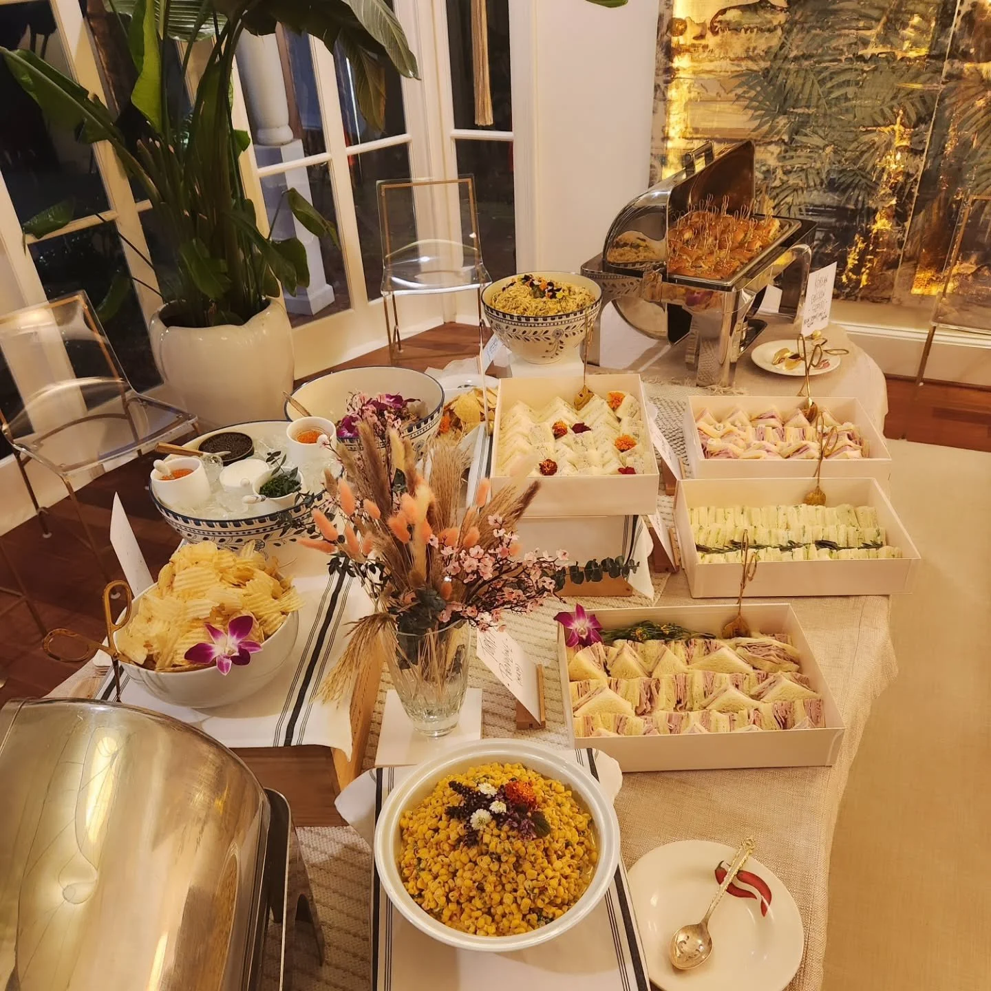 The Wild, Wild Wests. Complete with cowboy &amp; cowgirl caviar, queso, corn mazorca, and flank steak with chimi in a midcentury backdrop. Yehaw!

@adriennedawson 
@aowicker

#cowboycaviar
#cowgirlcaviar
#cornmazorca
#wildwildwests 
#yehaw
#gonewest