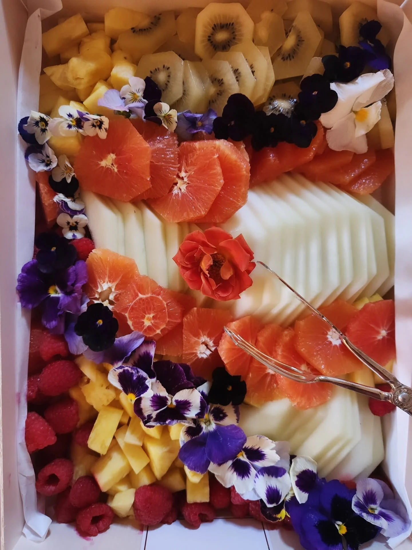 Is this the most beautiful SEASONAL FRUIT board we've ever made?!? Possibly. Probably. The cara cara oranges and white melon are really poppin off.

#seasonalfruit
#melonhead 
#bloodorange 
#raspberries 
#neutrals