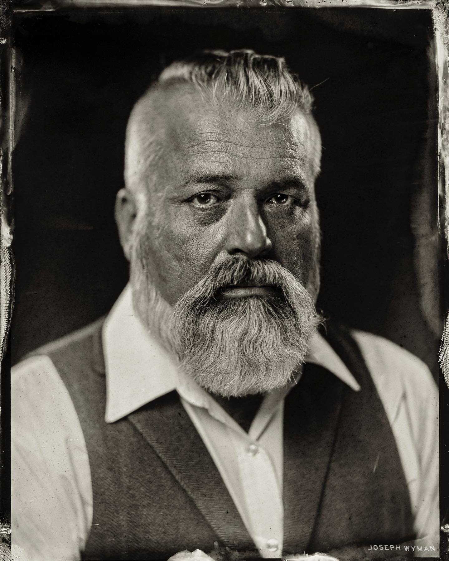 {𝟺𝚇𝟻 𝚃𝙸𝙽𝚃𝚈𝙿𝙴 𝙿𝙾𝚁𝚃𝚁𝙰𝙸𝚃} @singlebrush 
.
When the subject complements the lighting. 🤌🏻
___________________________
#josephwymanphoto #ambrotype #tintype #wetplate #wetplatecollodion #collodion #4x5 #glass #photography #1851 #blackan