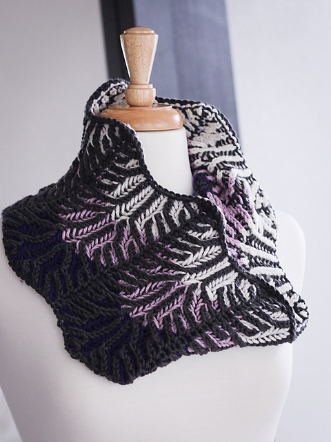 Lilac Vines Cowl (Ewe Ewe Yarns, featuring Wooly Worsted): a four-color ombre-style cowl worked with a brioche rib design overtop - simple but stunning!