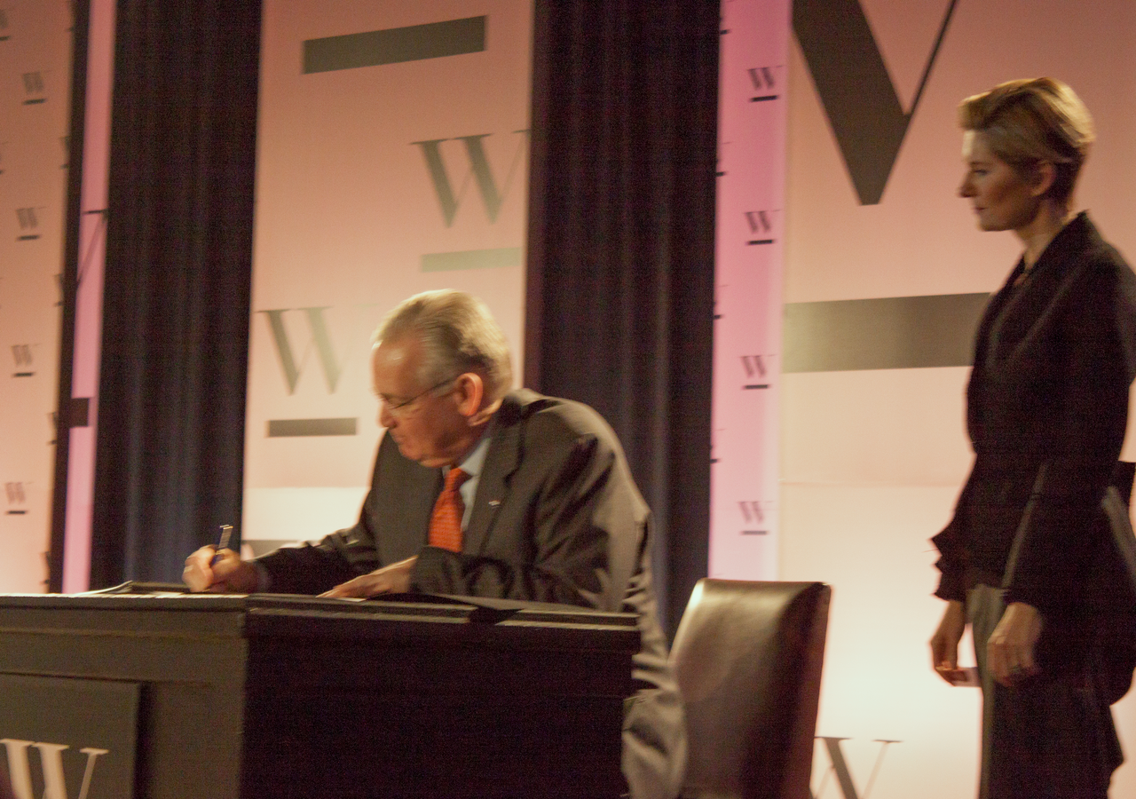 Governor Jay Nixon signs EO #15-09 regarding equal pay with Women's Foundation's President & CEO Wendy Doyle.