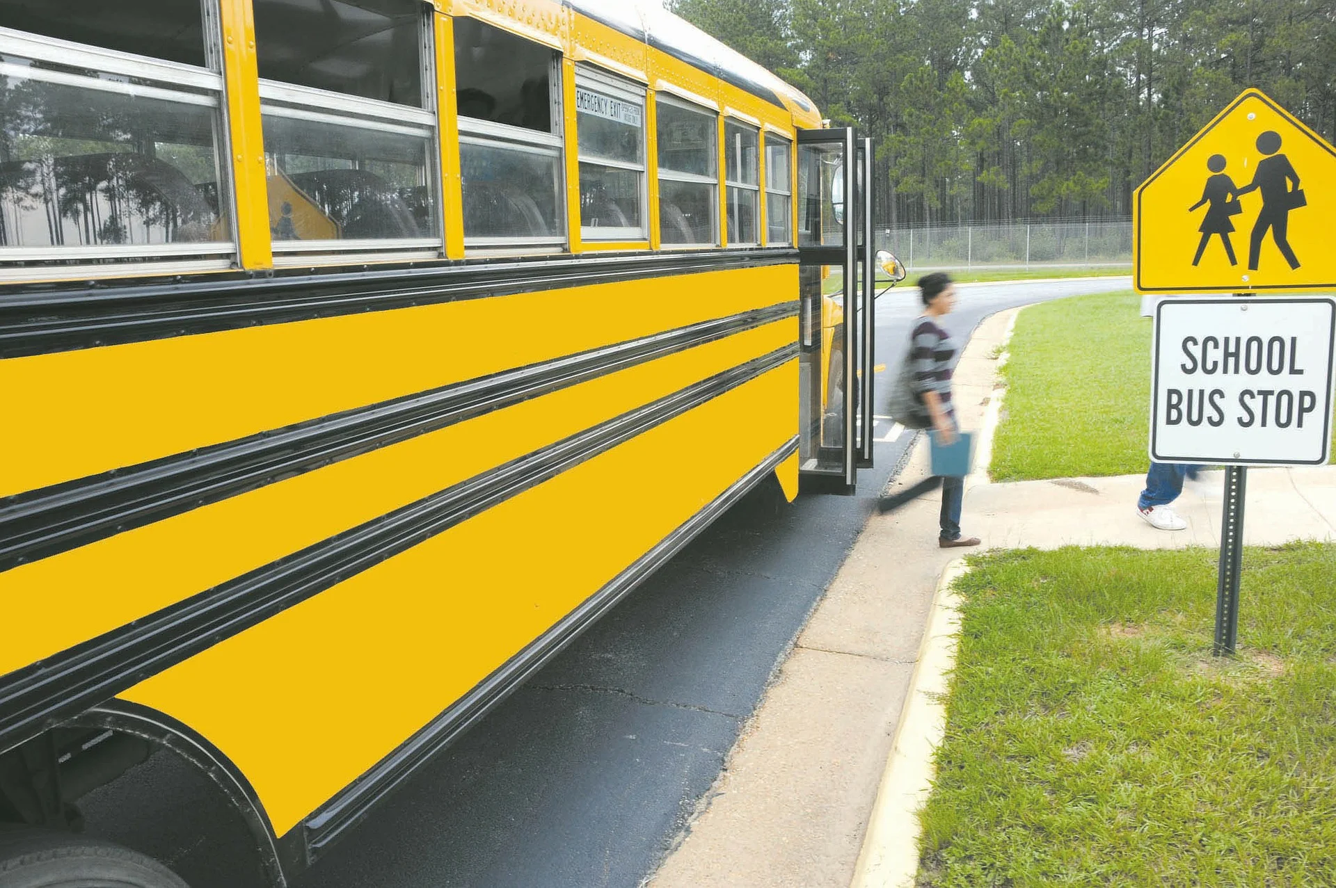 schoolbus-81717_1920.jpg