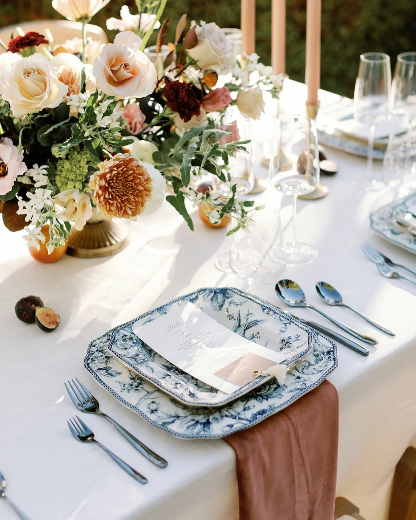this light on the sweetest little cream tassel menus ✨ @styledbylinds_ always dreams up such magic, and @amycarolinephotography manages to bottle it up. so dreamy, and it makes me ready for the summer to fall transition! who else is ready?