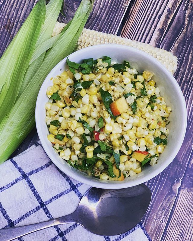 Ensalada de ma&iacute;z y durazno🌽🍑!!! Que combo tan f&aacute;cil, delicioso😋 y nutritivo!! &bull;
&bull;
&bull;
✅ Desgrana mazorcas/elotes tiernos frescos. (Evita las latas de ser posible)
✅ Pica un par de duraznos (bien lavados)
✅ Jugo de lim&oa