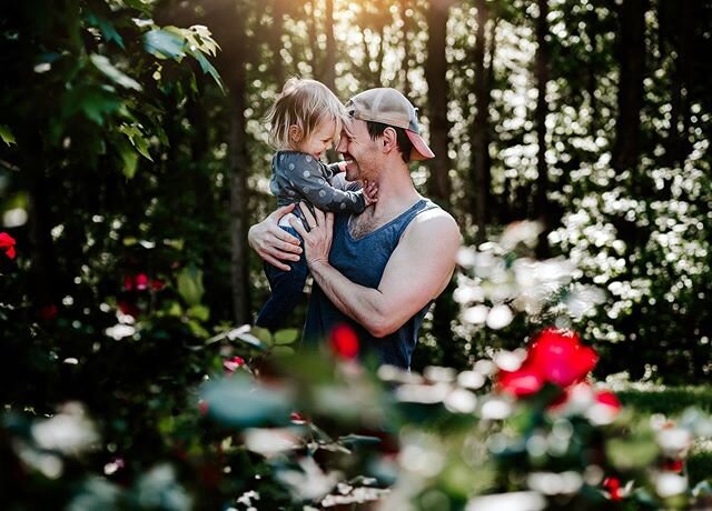 If I&rsquo;d known this picture would be so sweet, I would&rsquo;ve made them put on more aesthetically pleasing outfits 😅 (tank tops on men is mine &amp; Zack&rsquo;s most frequent argument 😒) #backyardphotoshoot #quarantinestories 
#clickinmoms #
