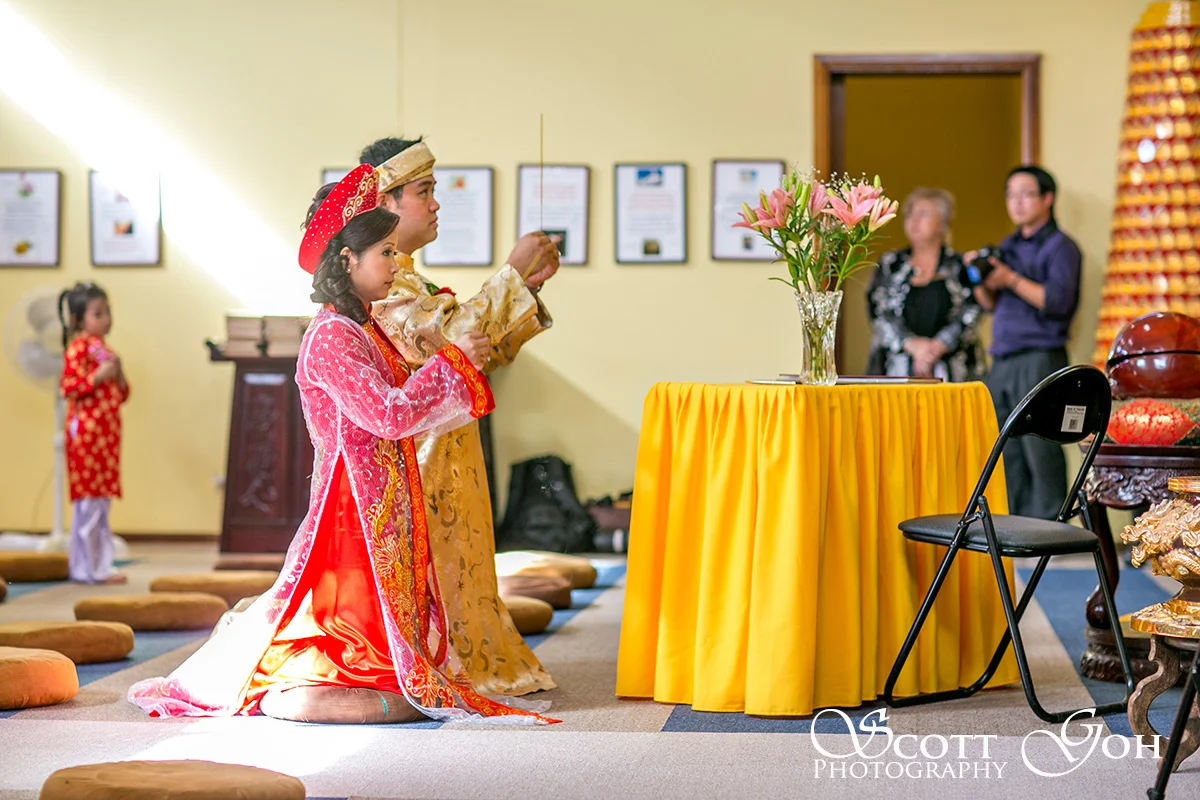 praying Asian Wedding Photographer